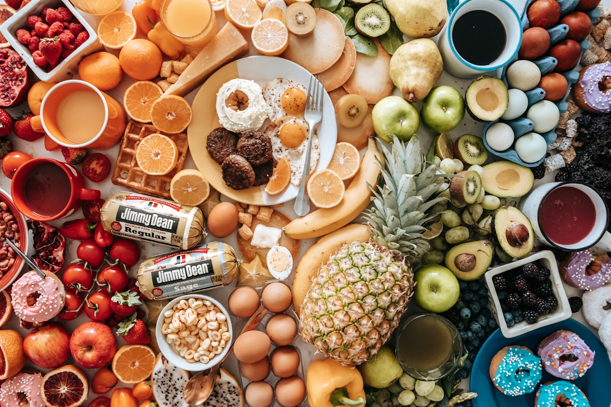 Nasi merah dengan lauk pauk bergizi dan sayuran