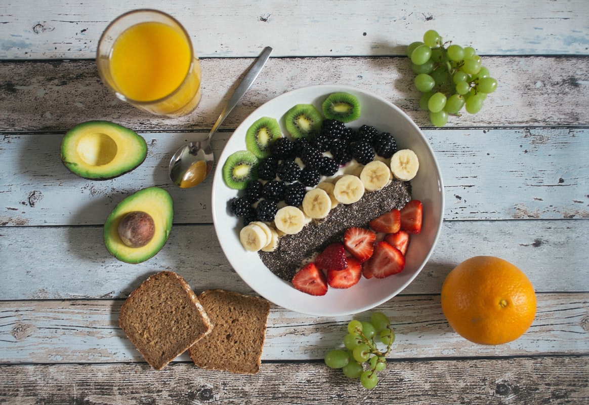Smoothie bowl dengan granola, buah-buahan, dan madu